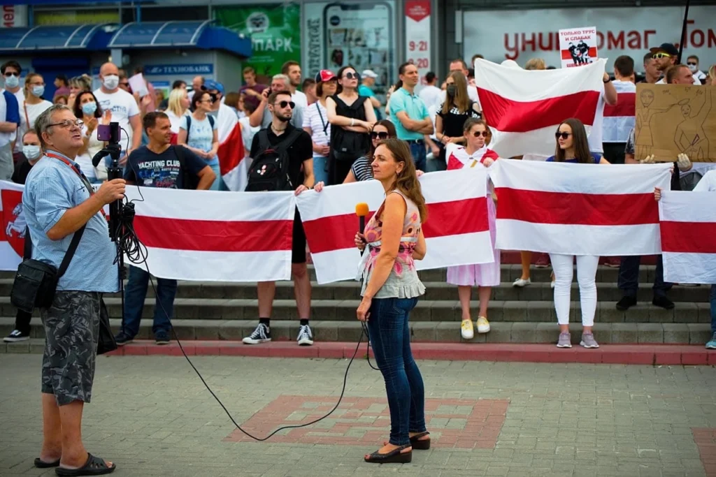 larissa-jobbar-flaggor Larysa som jobbar och Belarus flaggor