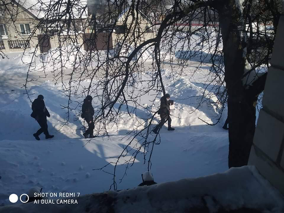 polis-larissa Polis som bär ut Larysas saker